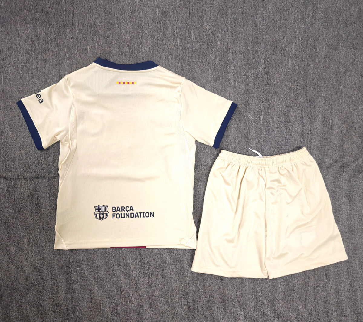 FC Barcelona Kindertrikot mit rotem Kreuz